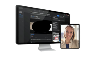 Vue d’un écran d’ordinateur affichant une interface de formation, avec portrait d’une formatrice souriante sur tablette.