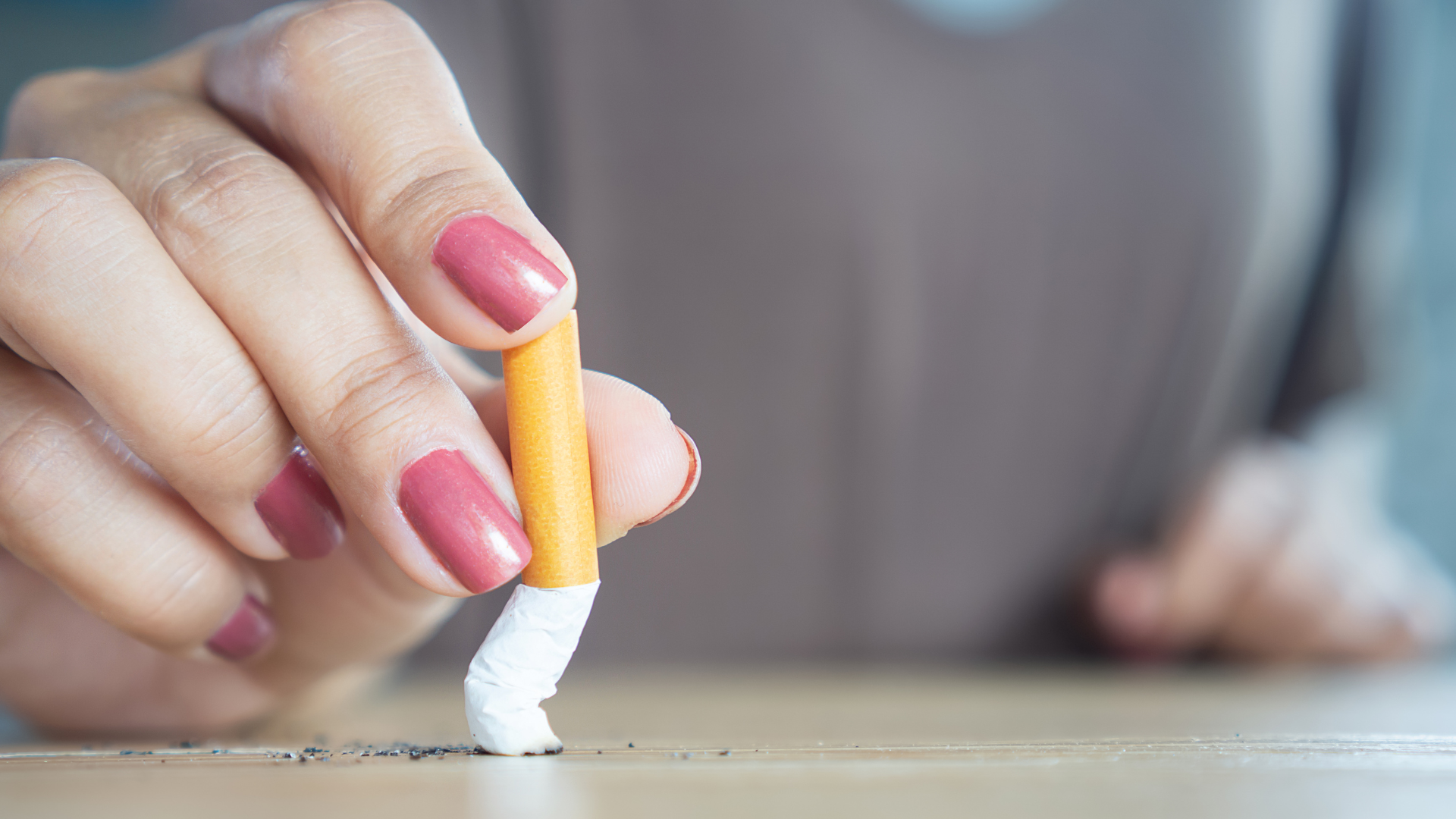 femme qui écrase une cigarette