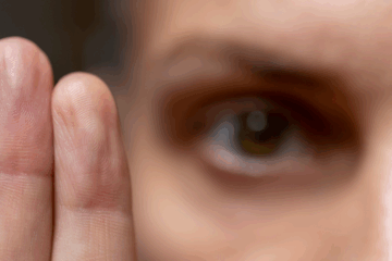 personne qui met deux doigts devant les yeux pour therapie emdr