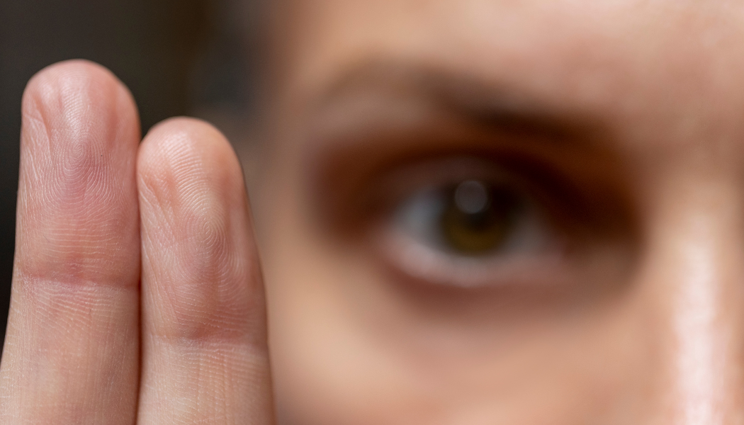 personne qui met deux doigts devant les yeux pour therapie emdr