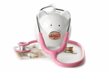 Tirelire cochon avec stétoscope et billets pour illustrer les possibilités de remboursement de la thérapie MDR