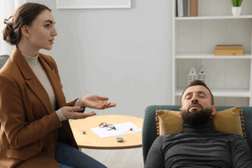 homme en thérapie avec une femme