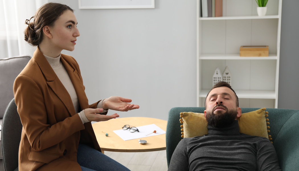 homme en thérapie avec une femme